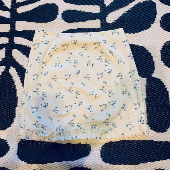 Urban Outfitters • Retro Floral Mini Skirt - Picture 8 of 11